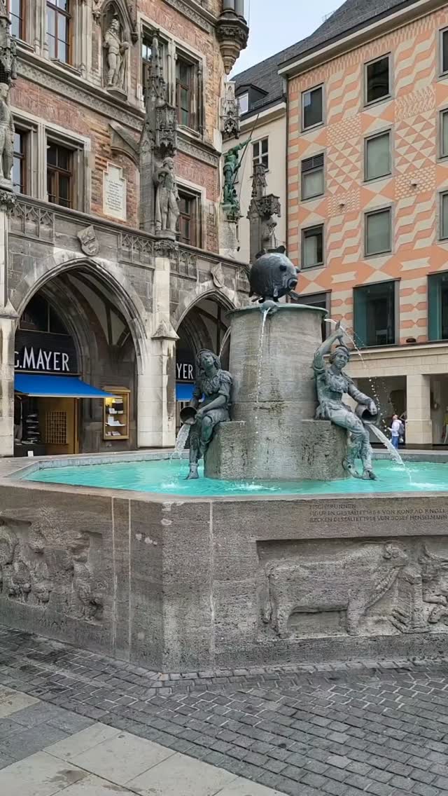 В Мюнхене начали отключать фонтаны. И это не экономия бюджета. 💧

Под отключение попал даже знаменитый Рыбный фонтан на Мариенплац - один из символов города. Причина неожиданная: после экстремальной жары и самой сухой весны с начала метеонаблюдений в 1881 году уровень грунтовых вод опустился до рекордно низких значений.

Из-за жары жители стали расходовать значительно больше питьевой воды, а природные запасы не успевают восполняться. Поэтому город уже отключил часть декоративных фонтанов, сократил полив парков и зеленых зон, ограничил работу других фонтанов и просит жителей бережно использовать воду. 

Кажется, еще недавно такие новости ассоциировались с югом Европы. Теперь это происходит в Мюнхене 🙄 . Интересно, станет ли экономия воды такой же привычной летней темой, как предупреждения о жаре? Что думаете?

🤓 Гид в Мюнхене Ирена надеется, что это ненадолго. Ведь уже прохладнее и дождик порадовал